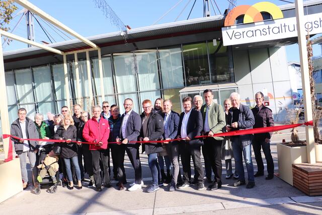 Mit Pfarr- und Gemeinderäten eröffneten Bgm. Stefan Helmreich und seine Vize Jürgen Hübler und Michael Wippel, NAbg. Ernst Gödl, LAbg. Udo Hebesberger und Diakon Wolfgang Garber den neugestalteten Pfarrplatz. | Foto: Edith Ertl