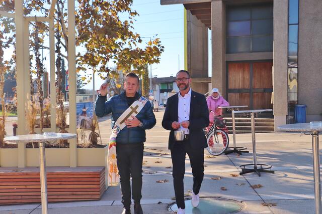 Diakon Wolfgang Garber und Bgm. Stefan Helmreich bei der Segnung des neu gestalteten Pfarrplatzes | Foto: Edith Ertl