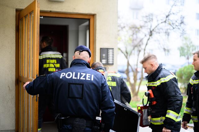 Einsatzkräfte von Polizei und Feuerwehr am Ort des Geschehens.  | Foto: MAX SLOVENCIK / APA / picturedesk.com