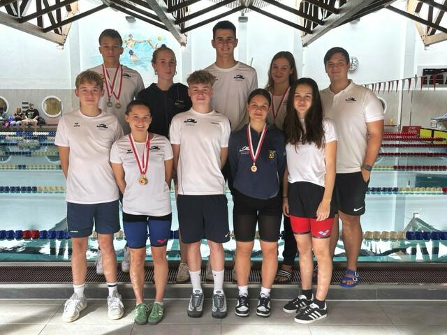 Die erfolgreiche SVV-Mannschaft in Salzburg mit Trainer Tarik Dautovic