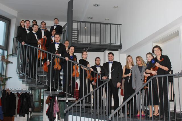 Hochkarätige Musikerinnen und Musiker des Donau Salon Orchesters begeisterten das Publikum  | Foto: Walter Kellner
