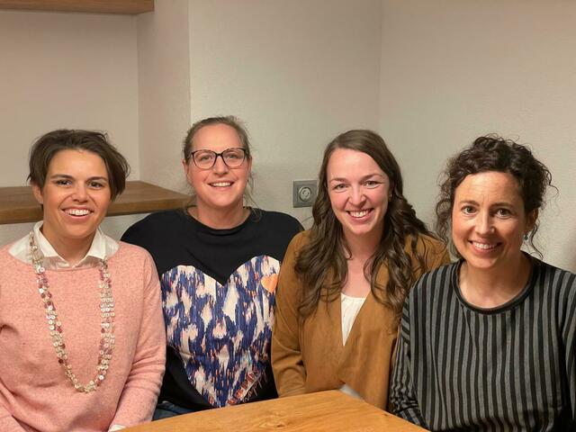 Franziska Jenewein (l.) hat mit Sommer die Leitung der Erwachsenenschule Mieders-Schönberg übernommen. Im Bild mit Magdalena, Lisa und Regina | Foto: privat