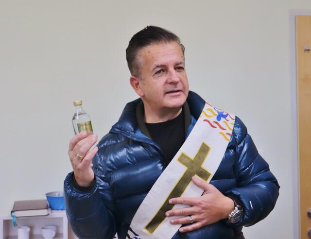 Zur Segnung brachte Diakon Wolfgang Garber für den neuen Kindergarten als Geschenk ein Fläschchen Weihwasser mit.  | Foto: Edith Ertl