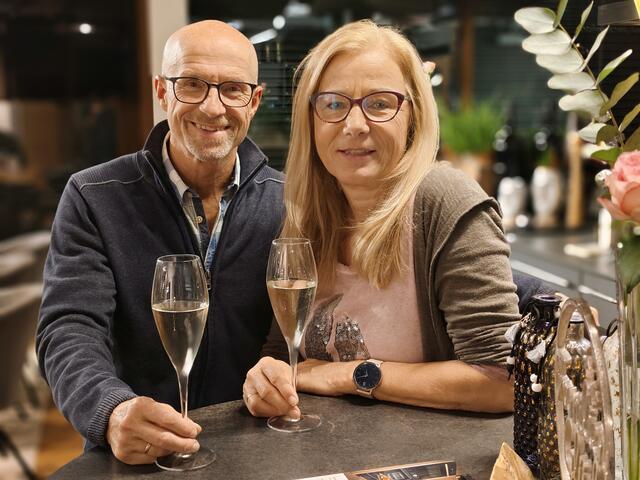 Günter und Andrea genossen ein Gläschen Sekt miteinander. 