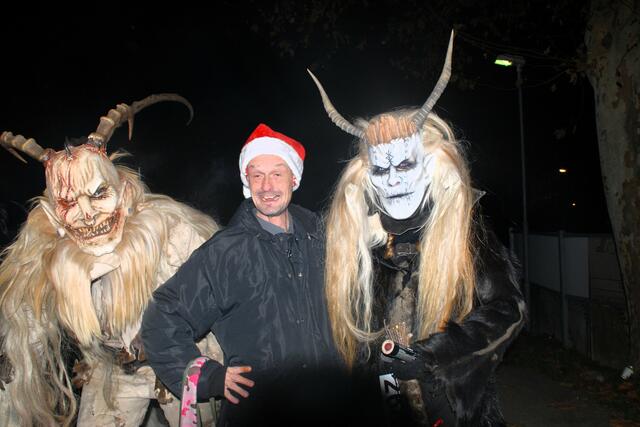 Bevor der Weihnachtsmann nach Sinabelkirchen  kommt, zogen noch am letzten Freitag die " wilden " Gesellen durch die Marktgemeinde 