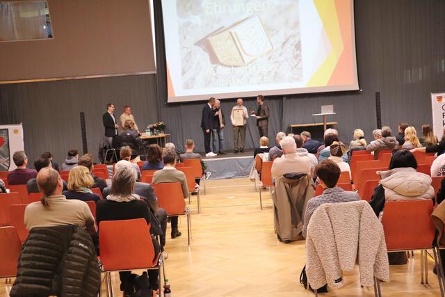 Großer Moment für Johann Koch und Gerhard Huber. Bei der Bürgerversammlung wurde den Liebochern der Ehrenring der Gemeinde verliehen. | Foto: Edith Ertl