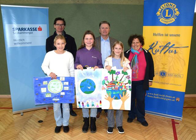 Johann Nestroy Mittelschule: Selina Julkowsky (2. Platz), Harald Schwarz, Marie Forsthuber (1.), Lions Präsident Andreas Wieder, Romy Hödlmoser (3.) und Schulleiterin Lisa Eckel-Knoth | Foto: Lions Club/Reimair