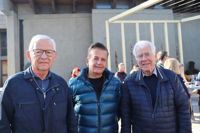Wirtschaftsrat der Pfarre Gerhard Huber (rechts, im Bild mit Diakon Wolfgang Garber und Geschäftsführer des Pfarrgemeindesrates Gotthard Rainer) war einer der Initiatoren für das Blätterdach. Der pensionierte Maschinenbauer baute vor einem Jahr ein Modell des Blätterdaches, damit sich die Leute den neugestalteten Platz vorstellen konnten. Huber setzte sich auch maßgeblich für den farbigen Turm bei der Kirche ein. Die Kirche, nach Entwürfen von Architekt Friedrich Moser, steht unter Denkmalschutz. Das erforderte viel Einfühlungsvermögen und Fingerspitzengefühl bei der Planung.  | Foto: Edith Ertl
