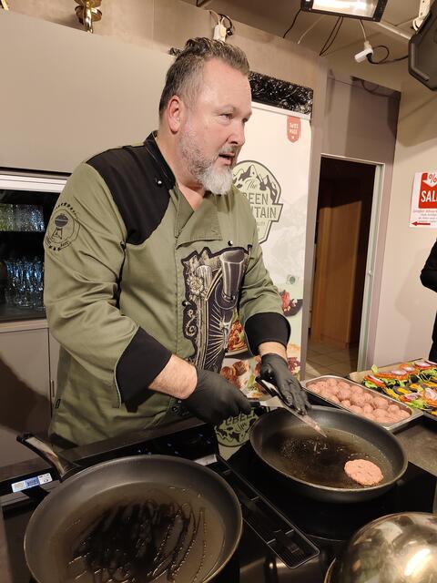Showkoch Robert Dorr zauberte vegane Gerichte vor Ort. 