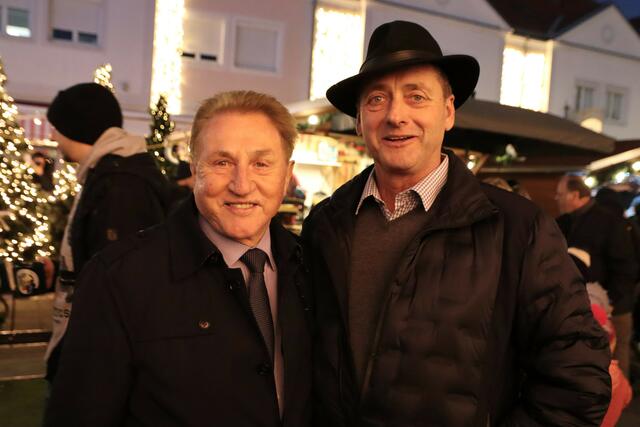 Christkindlmarkt-Begründer Altbürgermeister Anton Bosch mit Ortsvize Walter Cais. | Foto: Manfred Wlasak