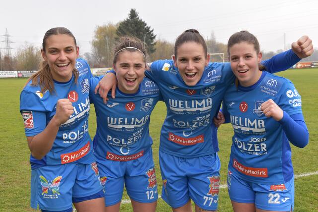 Sieg: Kapitänin Katja Graf, Katja Dorn und die Torschützinnen Lilla Sipos und Lena Schandl jubelten über das 2:1. | Foto: Michael Strini