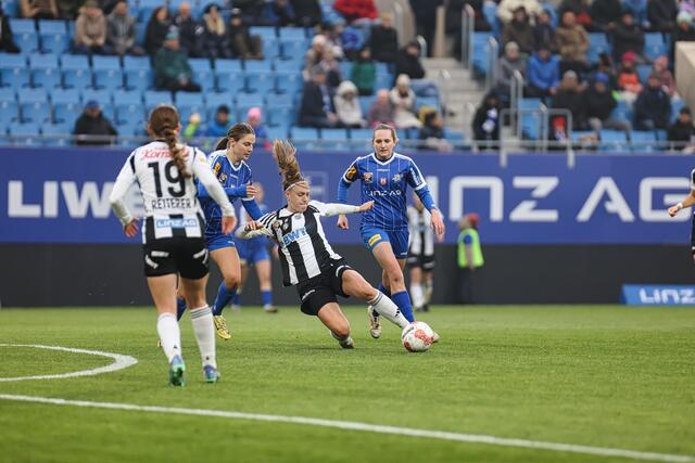 Katharina Mayr – hier am Ball – ließ die LASK-Fans schon nach 11 Minuten im Donaupark jubeln, doch am Ende jubelte Königsblau über drei Punkte. | Foto: Reischl