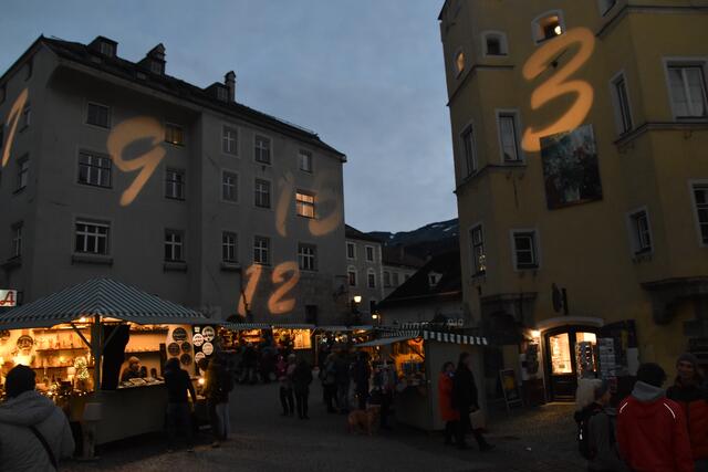 Täglich um 18 Uhr schaffen Chöre und Bläsergruppen aus Hall und Umgebung mit ihrem Gesang und ihrer Musik eine feierliche Atmosphäre auf dem Haller Adventmarkt.  | Foto: Kendlbacher
