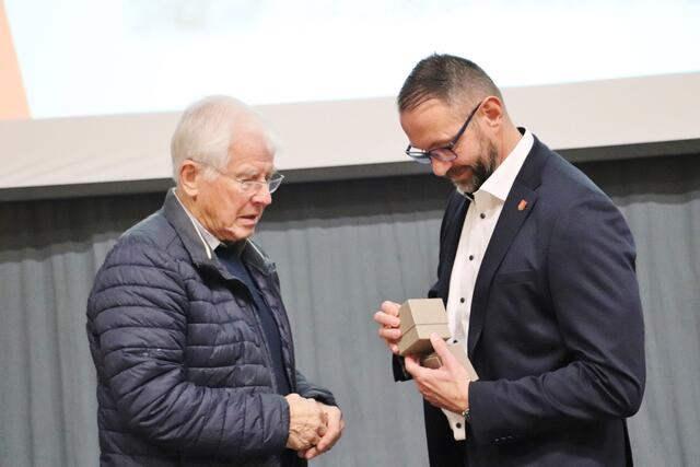 Bgm. Stefan Helmreich überreicht Gerhard Huber eine der höchsten Auszeichnungen, die eine Gemeinde vergeben kann: den Ehrenring. "Jetzt werde ich langsam alt", schmunzelte Huber, der mit dieser Auszeichnung überrascht wurde. In seiner Dankensrede sprach er davon, dass eine so gute Zusammenarbeit von Gemeinde und Pfarre wie in Lieboch nicht selbstverständlich sei.  | Foto: Edith Ertl