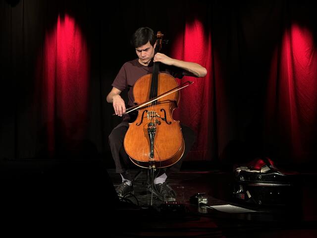 Lukas Lauermann lud das Publikum im stimmungsvollen Ambiente der Stadtbühne zu einer innovativen Klangreise mit klassischen und elektronischen Elementen.