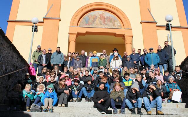 Rund 70 Jungmarketenderinnen und Jungschützen waren in Telfs mit dabei. | Foto: Peter Larcher