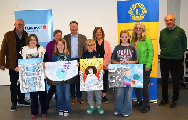 Ehrung im BG/BRG Bad Ischl: Erich Gebetsroither (Lions), Theresa Sams (2b-Klasse, Sonderpreis), Karoline Schodterer (Lions), Josephina Linortner (3.), Andreas Wieder (Lions), Sieger Paul Hinterberger, Dir. Gisela Daucher, Maria Wiener (2.), Brigitte Hager (betreuende Pädagogin) und Bruno Diesenreiter (Lions). | Foto: Lions Club/Reimair