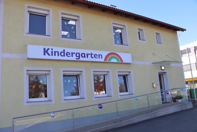 Aus dem früheren Rot-Kreuz-Gebäude wurde ein Kindergarten. Weil auch einer der beiden anderen Kindergärten wegen der Pandemie keine offizielle Eröffnungsfeier hatte, feierten alle drei Liebocher Kindergärten mit und luden die Bevölkerung zu einem Tag der offenen Tür. | Foto: Edith Ertl