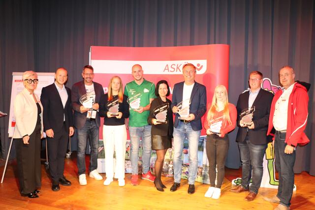 ASKÖ Präsident Maximillian Köllner mit den ASKO Trophy GewinnerInnen 2024 vlnr:  Doris Prohaska, Maximilian Köllner, Christoph Mezgolits, Lea Haider Maurer, David Pototschnig, Beata Nemeth, Schneller Harald, Charlize Mörz, Alex Schultz, Gerhard Bachmann. | Foto: Viktoria Konrad, ASKÖ-Burgenland 