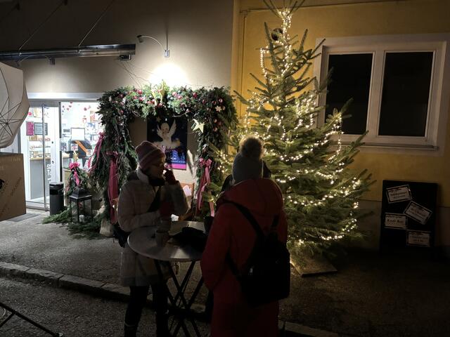 Weihnachts-Einklang vor dem Geschäft "Stefans Torten" samt Fotoplatzerl.  | Foto: Koidl