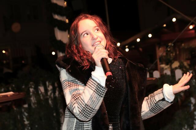 Amelie Ricca sang zur Eröffnung Weihnachtshits. | Foto: Manfred Wlasak