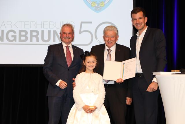 Karl Wilfing, Kinder-Bürgermeisterin Valentina, Ehrenringträger Hans Rabacher und Bürgermeister Christian Macho. | Foto: Manfred Wlasak