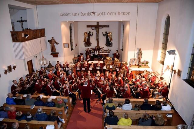 Großes Orchester auf der Bühne der Pfarrkirche: Die Musikkapelle Grinzens beim Cäciliakonzert. | Foto: privat