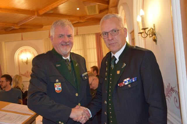 Amtsübergabe:  Johannes Lambauer (re.)übergibt an Helmut Prattes  | Foto: Josef Strohmeier