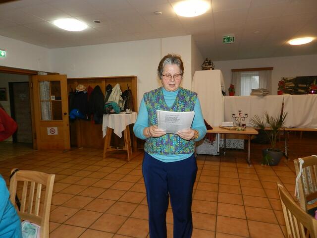 Brigitte Eberl las ein Gedicht vor | Foto: Heribert Punz