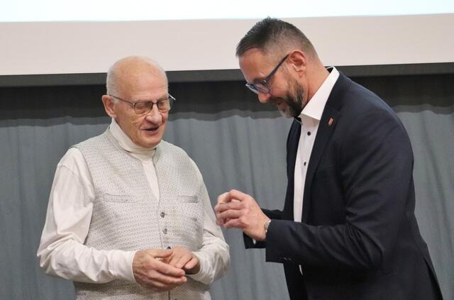 Johann Koch ist das, was man eine gute Seele nennt. Ursprünglich in ein Kloster eingetreten, kam er aus humanitären Familienverpflichtungen wieder nach Hause und arbeitete in führenden Funktion im Baugewerbe. Seinem Glauben blieb er treu und engagiert sich in der Pfarre in verschiedenen Funktionen. 2022 erhielt Koch das große Ehrenzeichen der Stadt Graz in Silber. Und am 16. November 2024 den Ehrenring der Gemeinde Lieboch, den Bgm. Stefan Helmreich überreichte.  | Foto: Edith Ertl