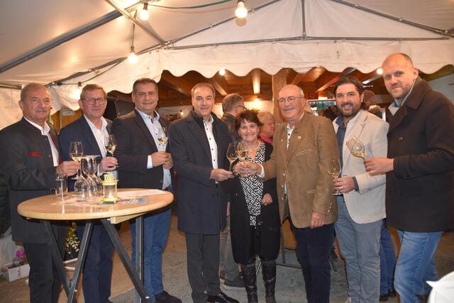 Zahrleiche Ehrengäste genossen das "Martiniloben" im Weingut Koch: Landwirtschaftskammer-Vizepräsident Werner Falb-Meixner, die Bürgermeister Anton Szmolyan (Weiden bei Rechnitz), Stefan Laimer (Bad Tatzmannsdorf), Landesrat Leonhard Schneemann, Dietlinde und Reinhard Koch, Bürgermeister und Landtagsabgeordneter Hans Unger (Oberschützen) und der Rechnitzer Vizebürgermeister Daniel Karacsonyi | Foto: Michael Strini