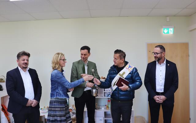 Kindergartenleiterin Waltraud Hösele durfte mit Diakon Wolfgang Garber den Kindergarten segnen | Foto: Edith Ertl