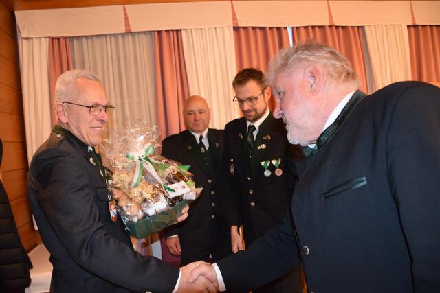 Dank an den bisherigen Obmann Johannes Lambauer | Foto: Josef Strohmeier