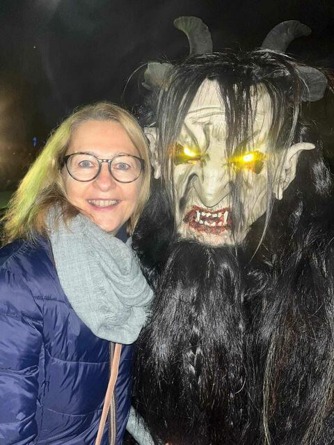 Bürgermeisterin Monika Pock im Griff eines Krampusses. | Foto: USV Neuhaus am Klausenbach