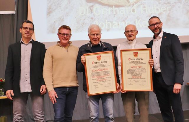 Bgm. Stefan Helmreich(re), Vzbgm. Jürgen Hübler und GR Bernhard Breitegger mit den Ehrenringträgern Gerhard Huber und Johann Koch.  | Foto: Edith Ertl