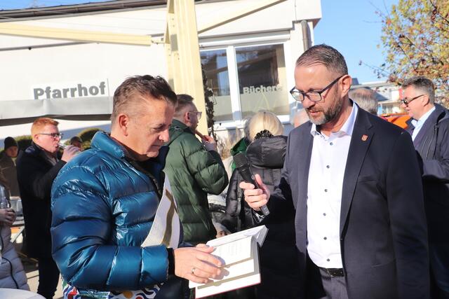 Diakon Wolfgang Garber hob bei der Segnung des Pfarrplatzes die verbindenden Elemente hervor. „Sie sind ein Sinnbild, dass wir alle miteinander verbunden sind, im Glauben und in der Hoffnung“. Ebenso seien die Element ein Zeichen für ein gutes Miteinander. Fundamente wiederum brauche ein solches Werk, wie auch Menschen die Erdung brauchen. 

 | Foto: Edith Ertl