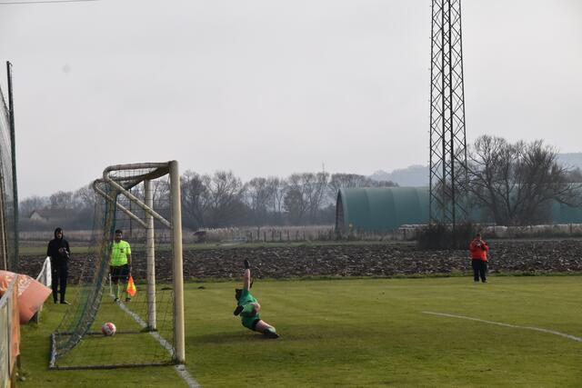 Der Ball ist im Netz - 2:1 für Südburgenland | Foto: Michael Strini