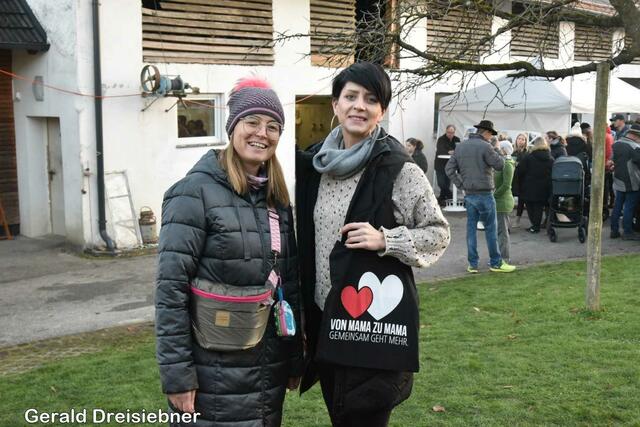 Veranstalterin Angelika Leinweber konnte an die Chefin von Mama zu Mama Oststeiermark Sara Bauernhofer 2.100 Euro übergeben. | Foto: Gerald Dreisiebner