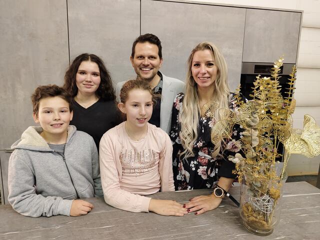 Michael Schütz freute sich gemeinsam mit Lebensgefährtin Michaela Haslinger und Matteo, Fabienne und Sina auf die gelungene Hausmesse.