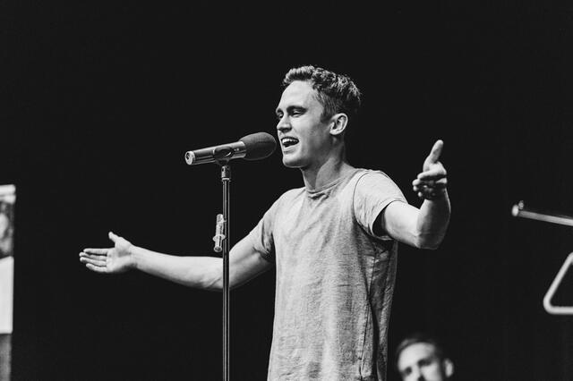 Emil Kaschka überzeugte bei den Poetry-Slam-Weltmeiterschaften in Togo. | Foto: Maria Thurnwalder
