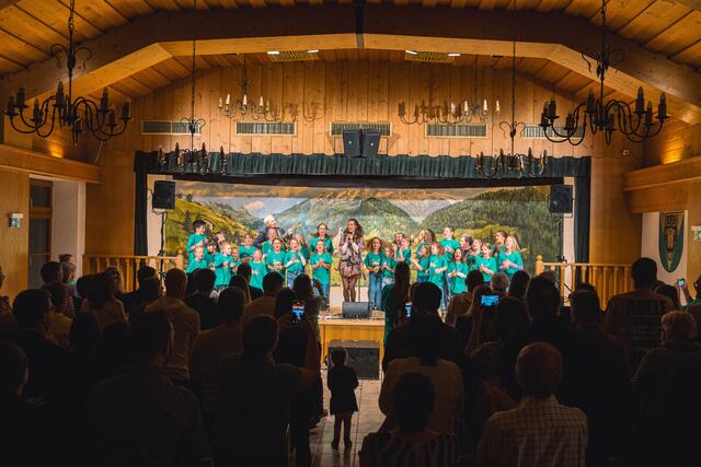 Die Mayerin sorgte gemeinsam mit den Klangeulen vom Kinderchor Navis für beste Stimmung und brachte den Kultursaal zum beben. | Foto: Pernsteiner