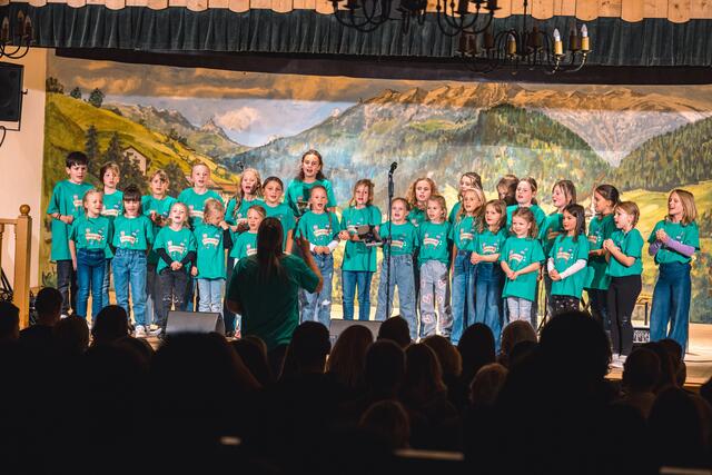 Der Kinderchor Klangeulen eröffnete den Abend  | Foto: Pernsteiner