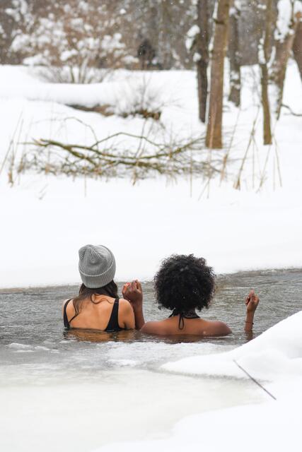 Beim Eisbaden gibt es einiges zu beachten. | Foto: micheleursi.hotmail.com/panthermedia