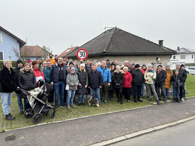 Knapp 60 Bewohner der Ortschaft Haid kamen zum kurfristig anberaumten Dorfgespräch mit Bürgermeister Herbert Fürst, Vizebürgermeister Manfred Schwarz, und VP-Fraktionsobmann Christoph Meisinger beim Wasserhaus, um ihrer Forderung nach Tempo 30 in der Ortschaft Haid Nachdruck zu verleihen. | Foto: MeinBezirk UU