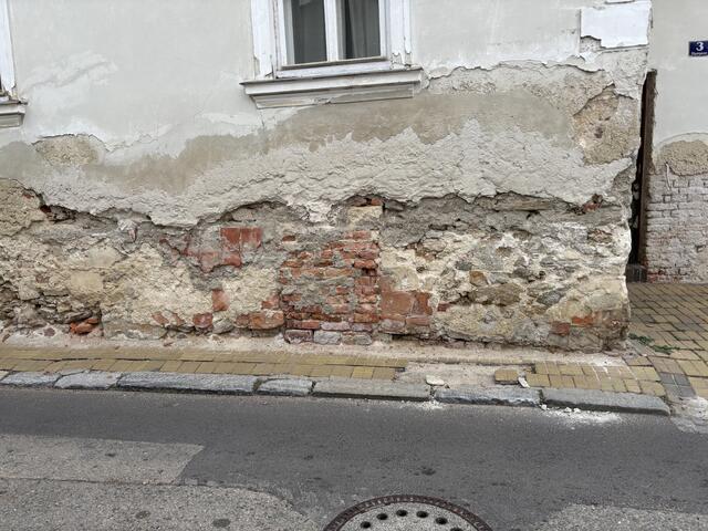 Der Gehsteig ist eigentlich nicht zu begehen - eng und schadhaft. | Foto: Alexandra Goll