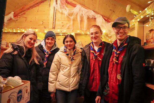 Besonders beliebt war der Stand der Pfadfindergruppe Mattersburg, die an ihrer „Süßen Hütte“ das Grillen von Marshmallows anbot – ein Spaß, der vor allem bei den Kindern großen Anklang fand.  | Foto: Alejandra Ortiz