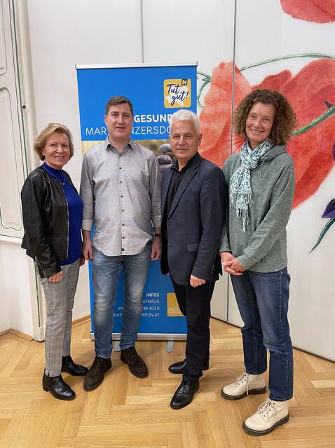 Gesunder Montag zum Thema Arthrose: Bürgermeister Johann Zeiner, die für die Gesunde Gemeinde verantwortliche Gemeinderätin Eva Morawetz und die Maria Enzersdorfer Projektkoordinatorin für die Gesunde Gemeinde, Monika Stöhr, mit dem Vortragenden Dr. Stephan Mayerhofer, Facharzt für Orthopädie, Traumatologie und Sporttraumatologie. | Foto: Marktgemeinde Maria Enzersdorf
