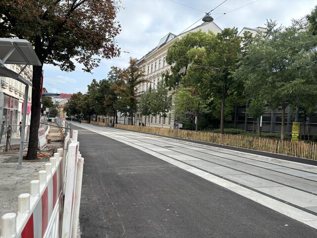 Der 30. November bringt neben Einkaufswilligen auch die Straßenbahnen zurück auf die Wiedner Hauptstraße.  | Foto: Tamara Winterthaler/MeinBezirk