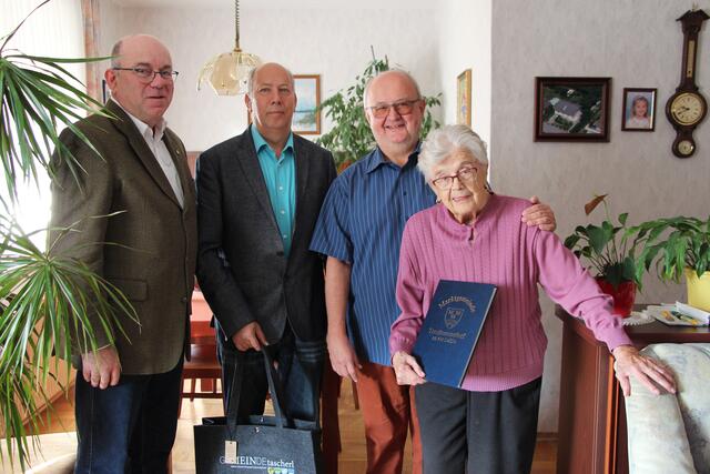 Bgm. Johann Laa, Ortsvorsteher Josef Reiser, der Sohn Hermann Kren und Margareta Kren. | Foto: Marktgemeinde Trautmannsdorf/Leitha