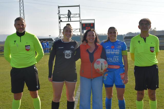 Spielpatronanz: Assistent Daniel Steigl, Pinzgau Saalfelden-Kapitänin Amber Huff, Andrea Maurer, FC Südburgenland-Kapitänin Katja Graf und Schiedsrichter Friedrich Paukowitsch